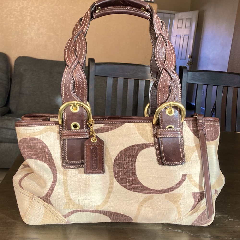 Real Coach bag like brand new only used it once in a while. Beautiful details